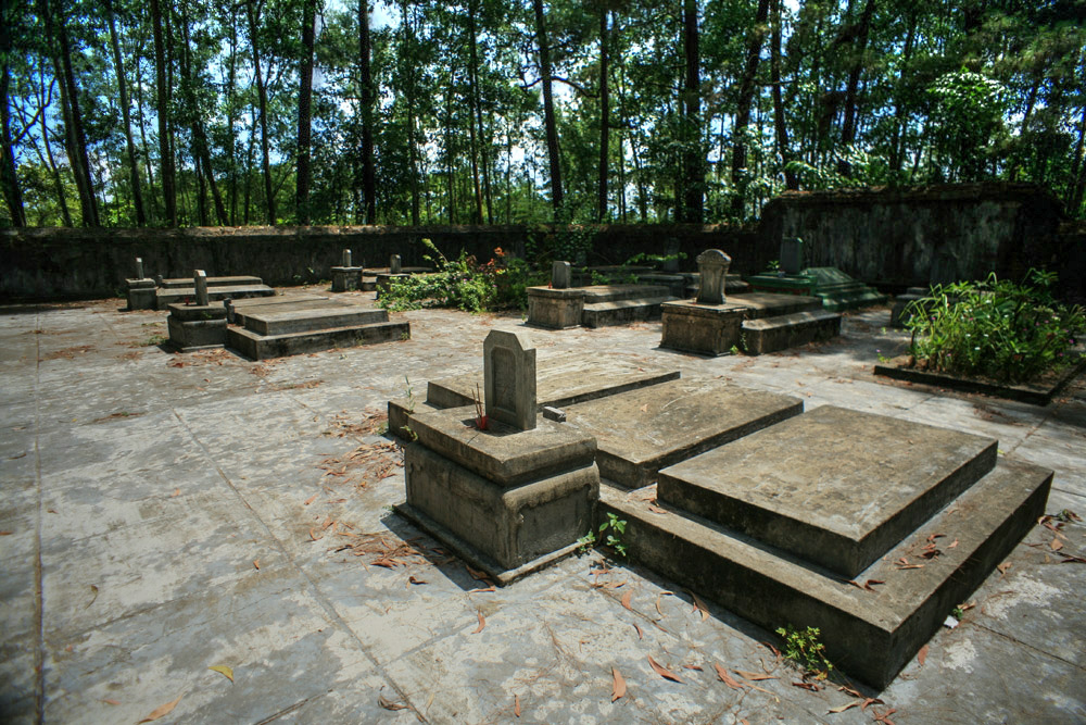 Các ngôi mộ xếp làm 3 dãy theo chức vụ