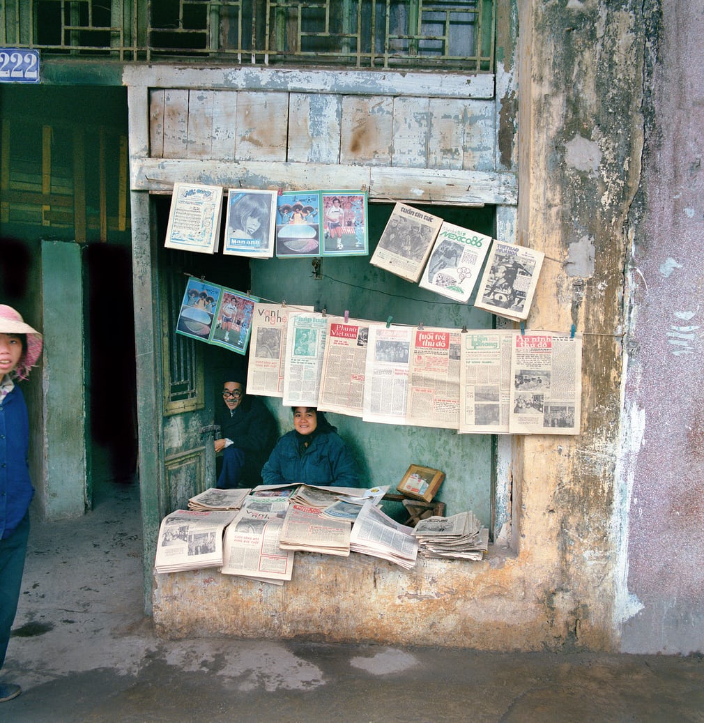Sạp báo nhỏ số 222 Hàng Bông năm 1986
