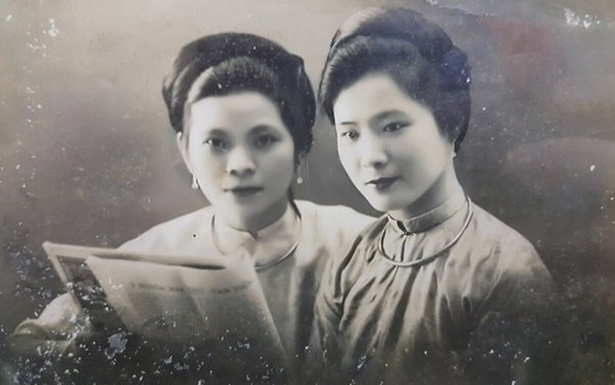 GS Nguyễn Thị Yến (bên trái) chụp ảnh cùng bạn khi ở Huế.