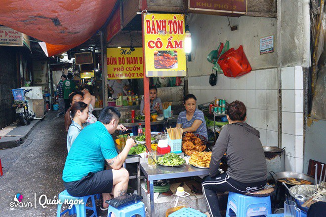 bánh tôm cô Ầm nức tiếng ngõ chợ Đồng Xuân