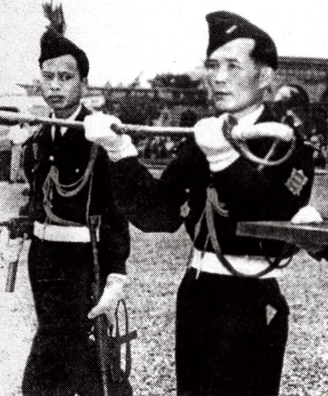 Năm 1952 tại Đà Lạt, th.ực d.ân Pháp trao trả ấ.n ki.ếm cho cựu hoàng Bảo Đại.