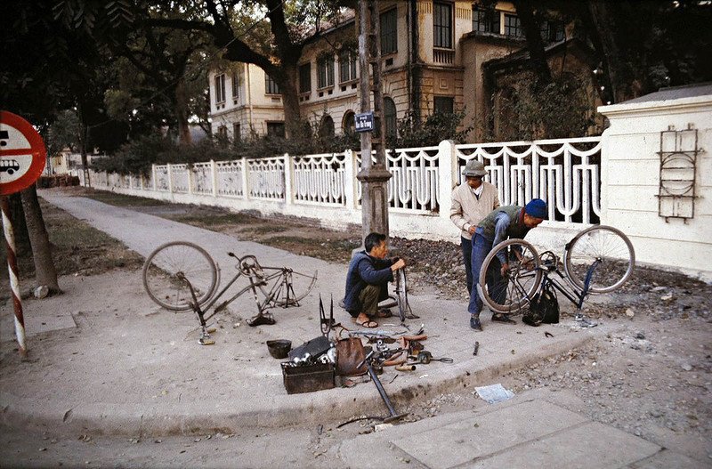 Hình ảnh bác thợ sửa xe đạp nơi những góc phố (Hai Bà Trưng) 