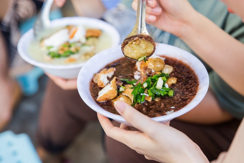 Bát cháo đậu đen cà muối đầy đặn, là món ăn không thể thiếu trong mùa hè của người Hà Nội.