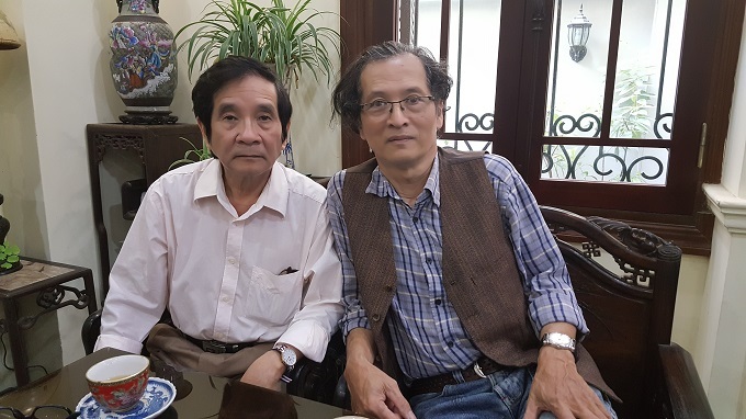 Ông Bùi Nguyễn Trần Hy (mặc áo kẻ xanh) - con trai GS Yến và ông Bùi Huy Ánh (cháu bên nhà chồng GS Yến).