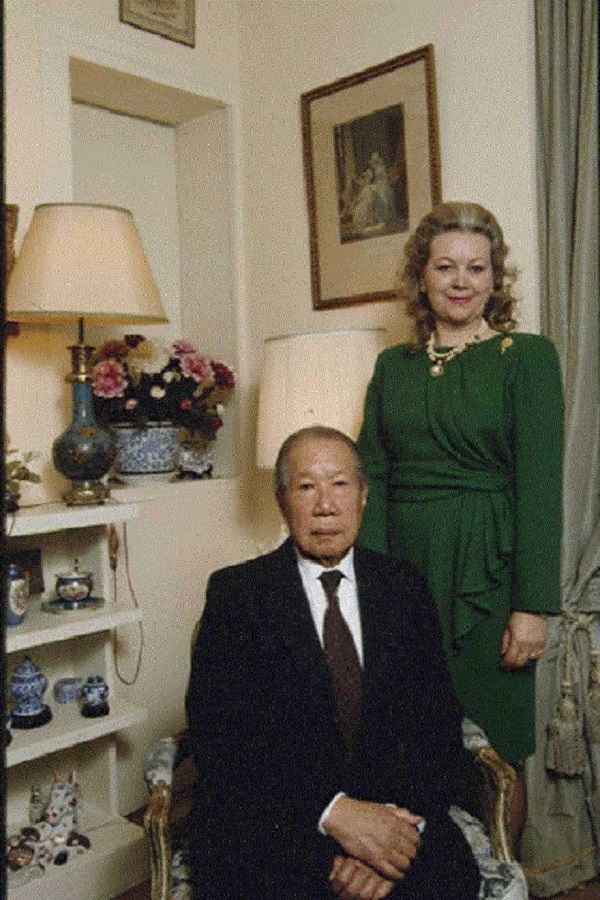Bảo Đại chụp cùng người vợ Pháp của mình - bà Monique Baudot. (Ảnh: Raymond Reuter).