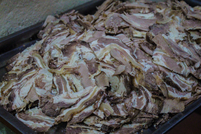Thịt bò được luộc chín tới, thái mỏng, lẫn mỡ và nạc nên không bị ngấy.