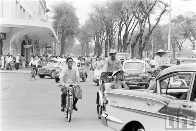 Đa dạng phương tiện giao thông trên đường phố Sài Gòn