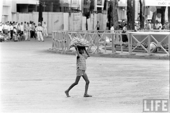 Trẻ em bán hàng rong ở Sài Gòn.