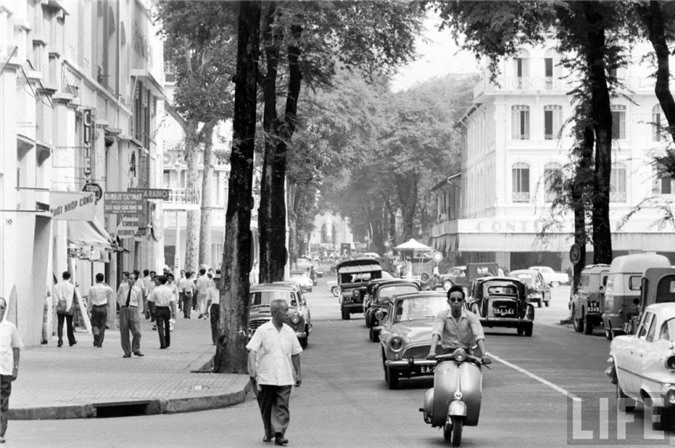 Đường Tự Do, một trong những con đường đẹp nhất ở trung tâm Sài Gòn, nay là đường Đồng Khởi.