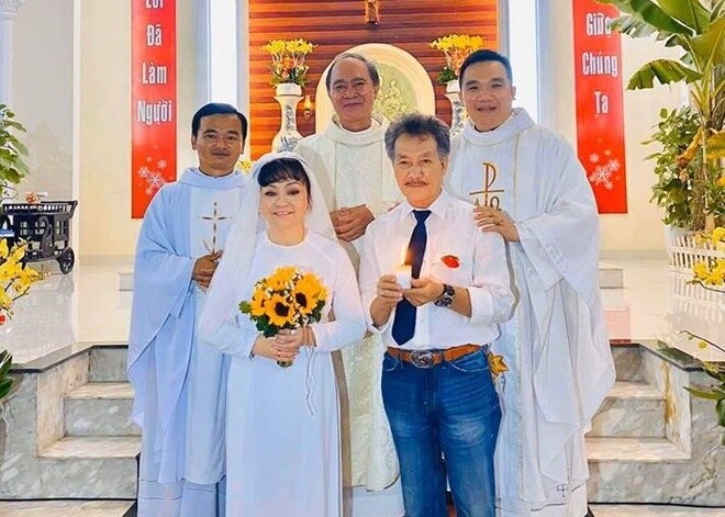 Hương Lan và chồng rạng rỡ tại lễ đường ở tuổi 64
