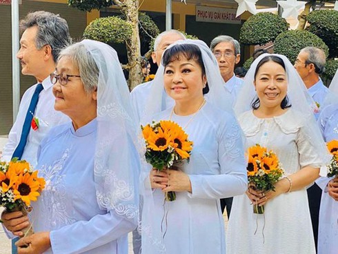 Đám cưới diễn ra trong một lần về Việt Nam lưu diễn, ở lễ đường quê nhà