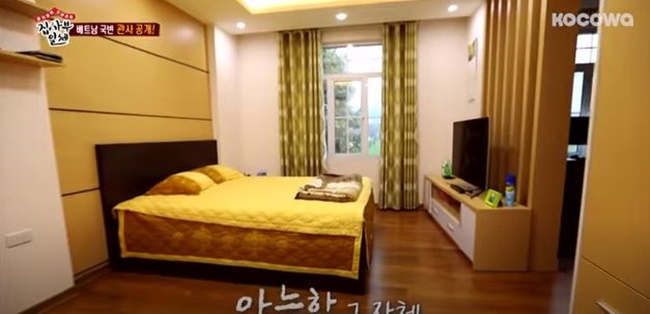 Phòng ngủ được trang trí đơn giản, song rộng rãi và thoải mái.