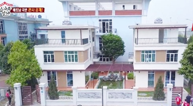 Sau khi đến nhận nhiệm vụ làm HLV trưởng đội tuyển Việt Nam, ông Park Hang-seo và vợ sống trong một căn nhà bên cạnh Liên đoàn Bóng đá Việt Nam.