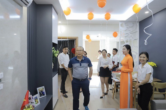 Trước đó, khi giành được thành tích tốt với U23 Việt Nam, ông Park và vợ đã được một doanh nghiệp bất động sản ở Hà Nội trao tặng một căn hộ chung cư tại Hà Nội.
