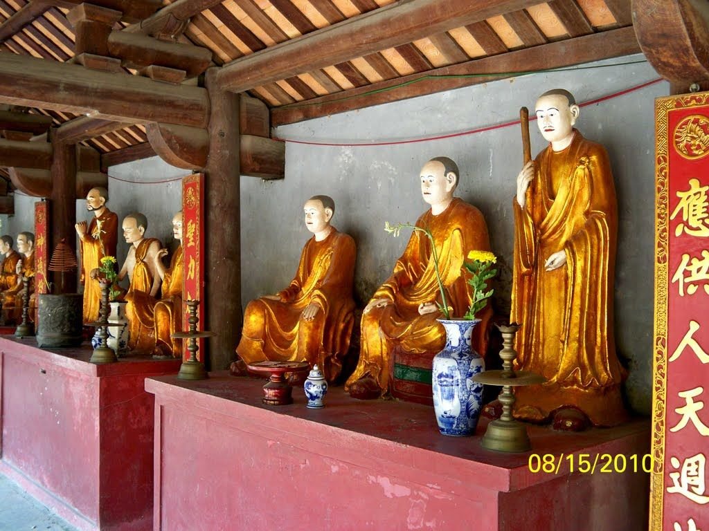 Bên trong chùa Đậu