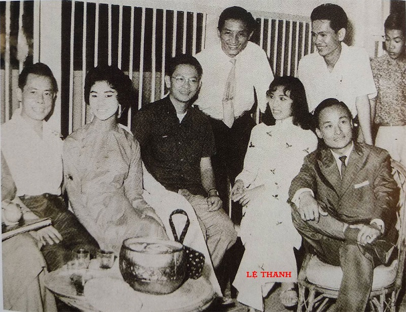 Hàng ngồi, từ phải sang: nhạc sĩ Mai Trường, ca sĩ Lệ Thanh, nhạc sĩ Phạm Duy, ca sĩ Thanh Lan (của thập niên 50) và nhạc sĩ Lê Thương.