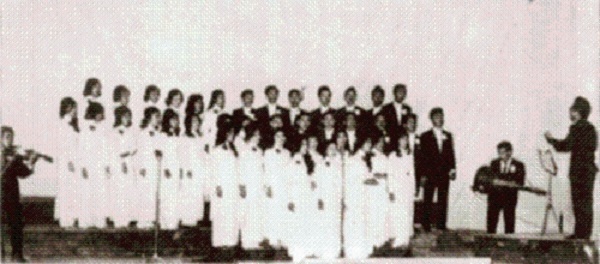 Trịnh Công Sơn chỉ huy ban hợp xướng trình diễn bài hát tại trường Sư phạm Quy Nhơn tổ chức (1964).