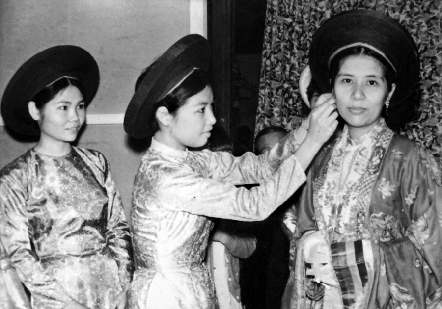  Phù dâu chuẩn bị trang phục cho cô dâu trong đám cưới ở Huế năm 1969.