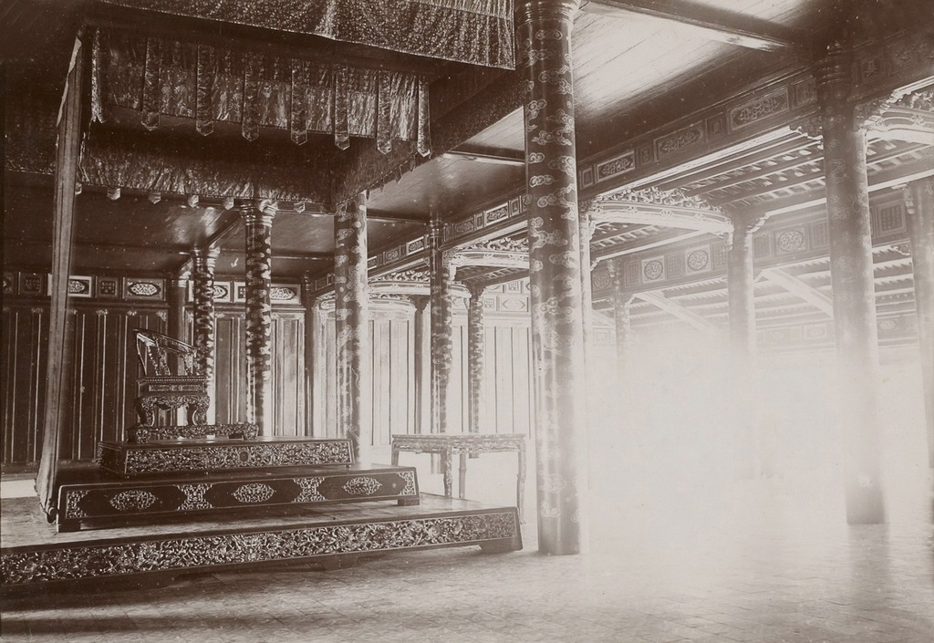Những hình ảnh để đời về Cố đô Huế năm 1896 – 1900: Bất ngờ với ngai vàng của vua, voi chiến trong Hoàng thành