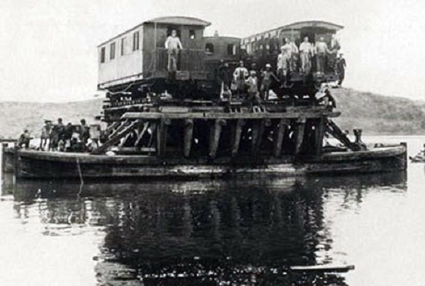 Khi 2 cây cầu sắt Tân An và Bến Lức chưa xây xong, tàu lửa tuyến Sài Gòn - Mỹ Tho phải "lụy" phà qua sông. Ảnh tư liệu.