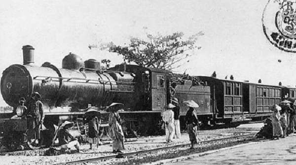 Người Sài Gòn về miền Tây lúc ấy bằng cách ngồi xe lửa tới Mỹ Tho, rồi đi tiếp bằng tàu ghe đến những nơi cần đến. 