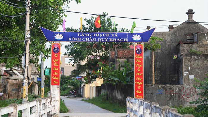 làng Trạch Xá, huyện Ứng Hòa (Hà Nội) nổi tiếng với nghề may áo dài truyền thống.