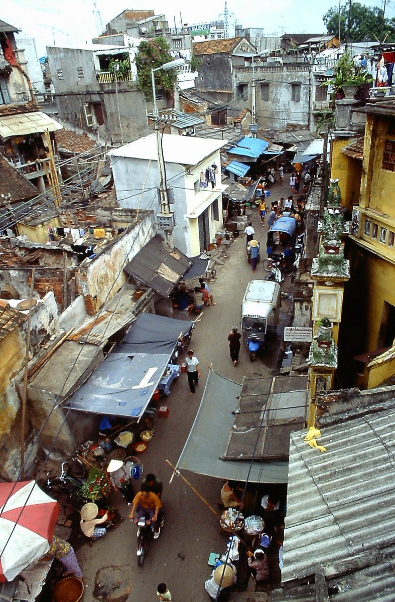 Ngõ Thanh Hà gần chợ Đồng Xuân với đền Hội Thống ở bên phải, Hà Nội năm 1995.