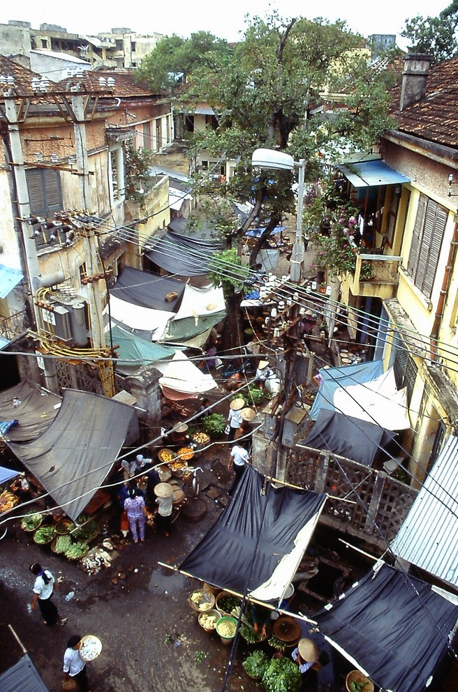 Chợ cóc ở con hẻm thông ra đường Trần Nhật Duật từ ngõ Thanh Hà.
