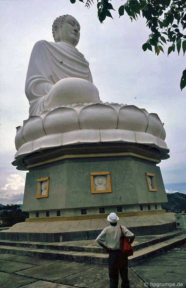 Nha Trang: Chὺa Long Sσn, tượng Phật