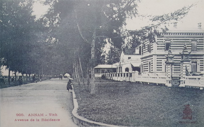 Tòa công sứ xây dựng năm 1897, nằm trên đường bờ sông, cổng hướng ra phía cầu Cửa Tiền cũ. Vị trí này hiện nay là đường Lê Hồng Sơn, TP Vinh.