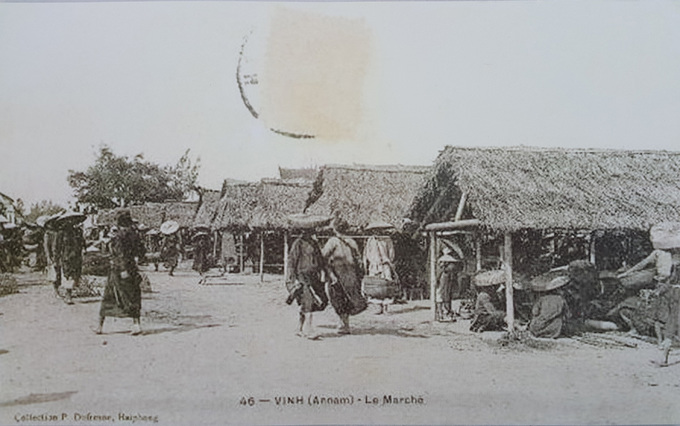 Chợ Vinh đầu thế kỷ XX (ảnh tư liệu). Chợ Vinh có từ lâu đời, xưa gọi là chợ Vĩnh. Trước khi Vinh trở thành trấn thành của Nghệ An, chợ Vinh đã là chợ lớn, trung tâm mua bán nổi tiếng của cả vùng.
