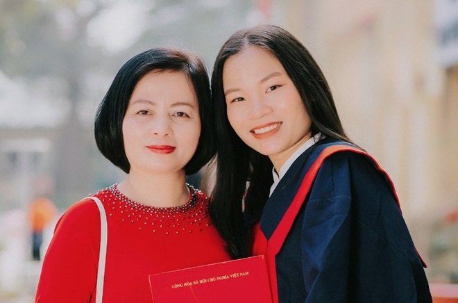 Nữ sinh Vi Thị Tuyết chụp ảnh kỷ yếu cùng cô giáo chủ nhiệm Nguyễn Thị Huyền.