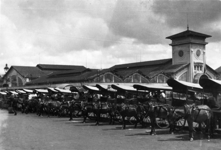 Bến xe ngựa trước chợ Bến Thành