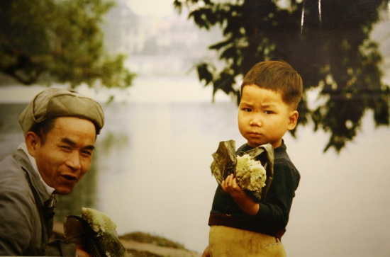 Cha và con bên bờ hồ Hoàn Kiếm