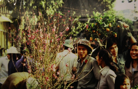 Không khí tấp nập ở chợ Hoa vào những năm 80