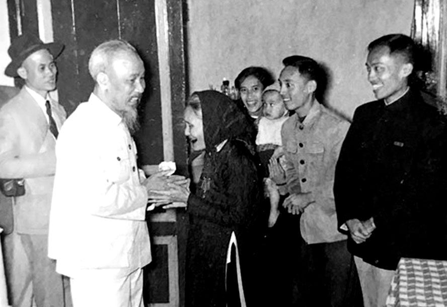 Chủ tịch Hồ Chí Minh thăm và chúc Tết gia đình cụ Nguyễn Thị Khánh ngày 30/1/1957. Ảnh tư liệu.