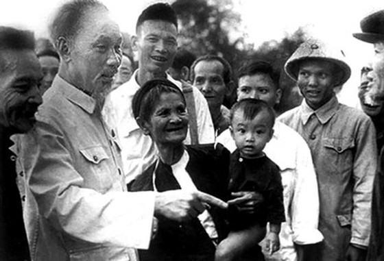 Bà con làng Sen, xã Kim Liên đón Chủ tịch Hồ Chí Minh về thăm lại quê nhà.