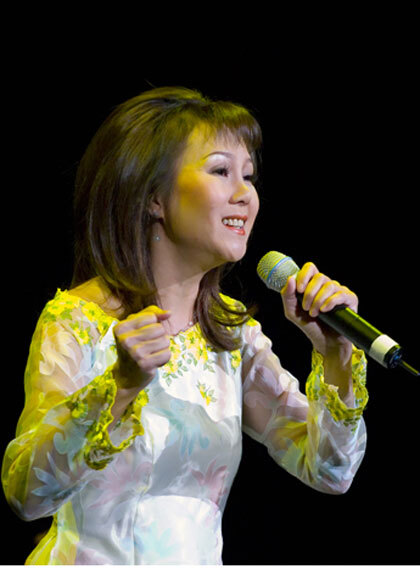 Ca sĩ Thái Hiền trong đêm nhạc tại Việt Nam năm 2006. 