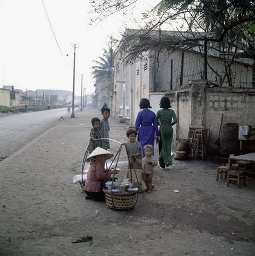 Ba bốn đứa trẻ tụ tập bên gánh hàng rong góc Đường Phạm Ngũ Lão, quận 1 (năm 1967).