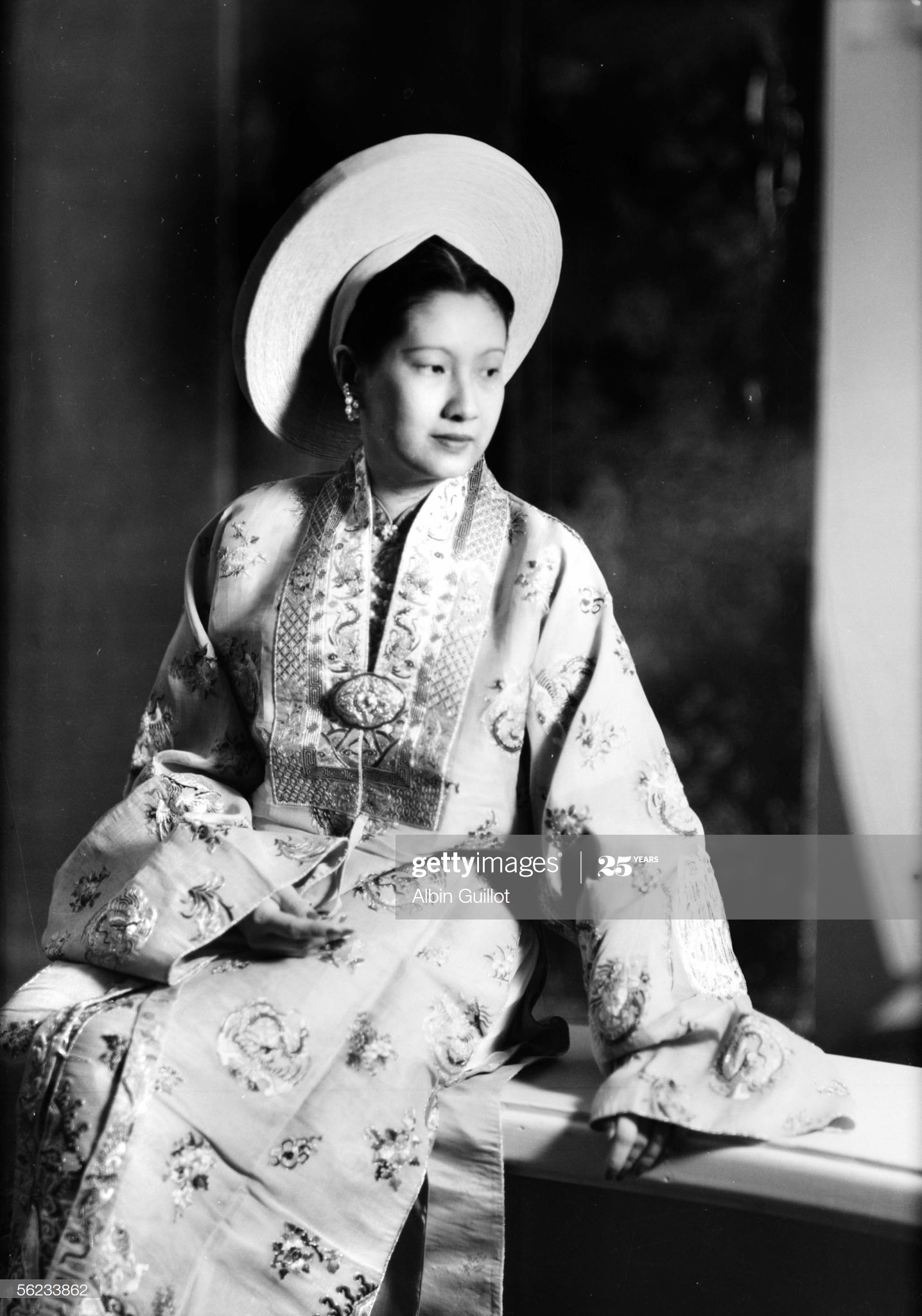 Cựu hoàng hậu trong trang phục hoàng gia, 1949