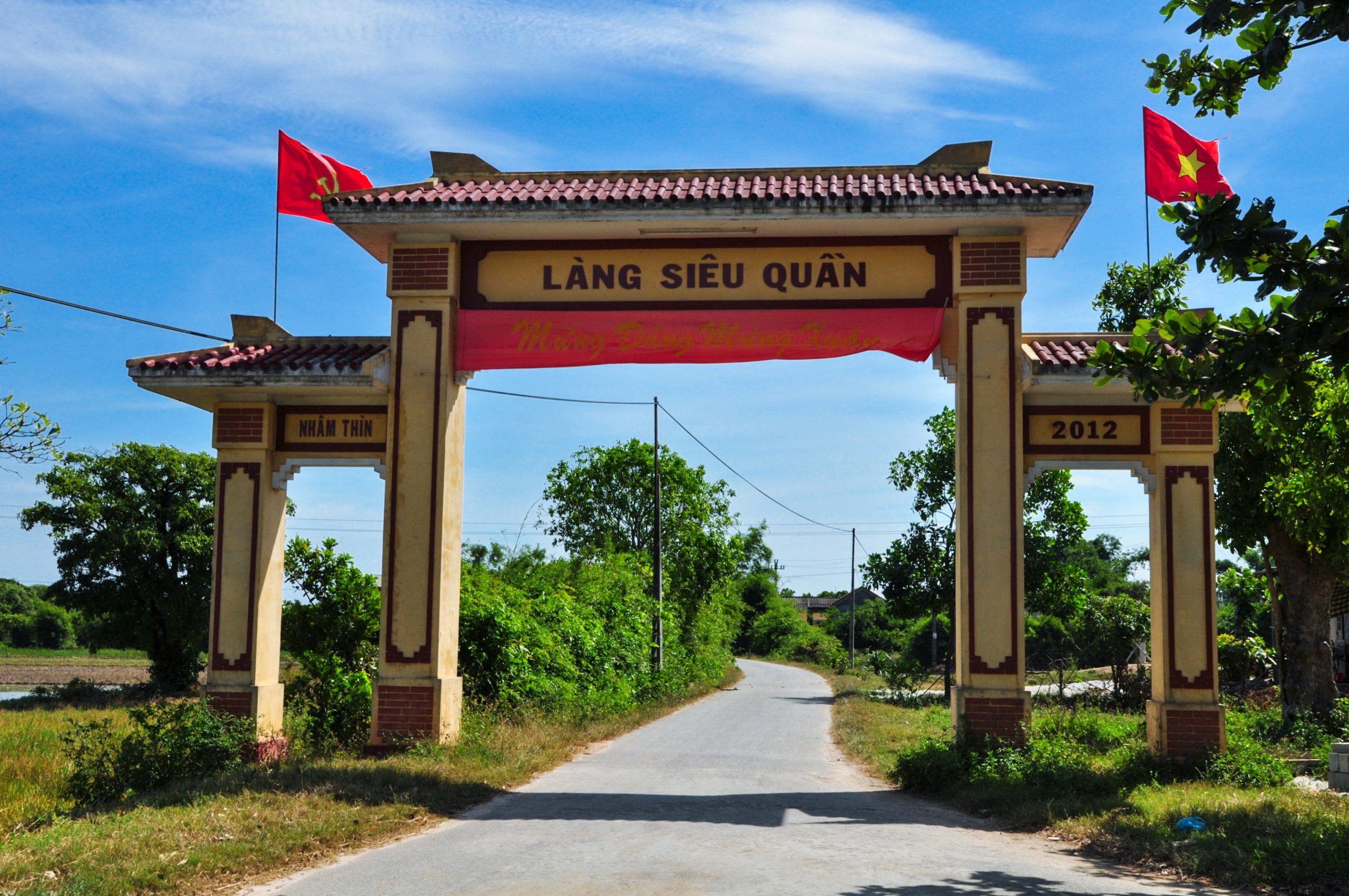 Cổng vào làng Siêu Quần ở Tả Thanh Oai