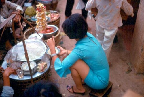 Thiếu nữ Sài Gòn ăn mặc sành điều đang thưởng thức những món ăn vỉa hè hấp dẫn