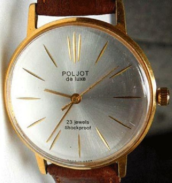Đồ chơi "công nghệ" thời kỳ này là đồng hồ Poljot của Liên Xô.